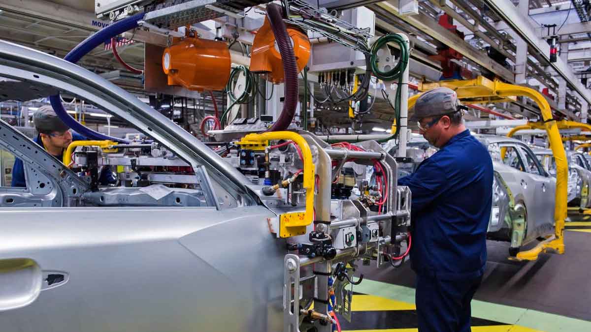Trabajador en la línea de montaje de una fábrica automotriz de Stellantis durante el ensamblaje de carrocerías