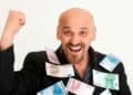 Hombre calvo sonriente cubierto de billetes de euro, simbolizando la ayuda de 600 € del SEPE por completar cursos oficiales