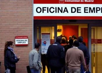 Personas mayores de 52 años hacen cola en una oficina del SEPE para presentar la Declaración Anual de Rentas y mantener el subsidio