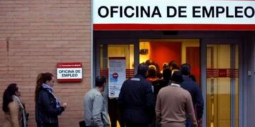 Personas mayores de 52 años hacen cola en una oficina del SEPE para presentar la Declaración Anual de Rentas y mantener el subsidio