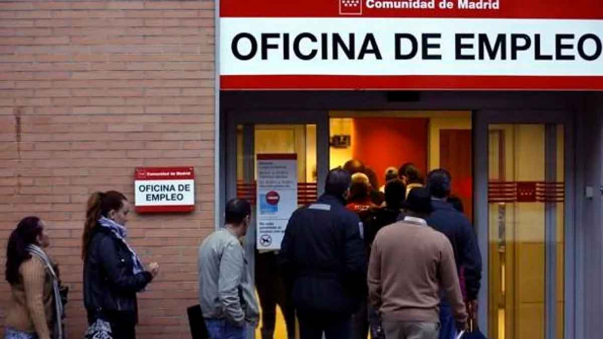 Personas mayores de 52 años hacen cola en una oficina del SEPE para presentar la Declaración Anual de Rentas y mantener el subsidio