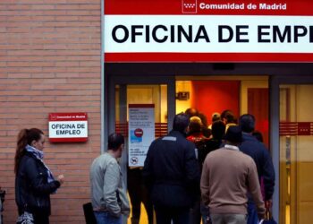 Personas entrando a una Oficina de Empleo de la Comunidad de Madrid tras el aviso del SEPE que puede retrasar la prestación por desempleo