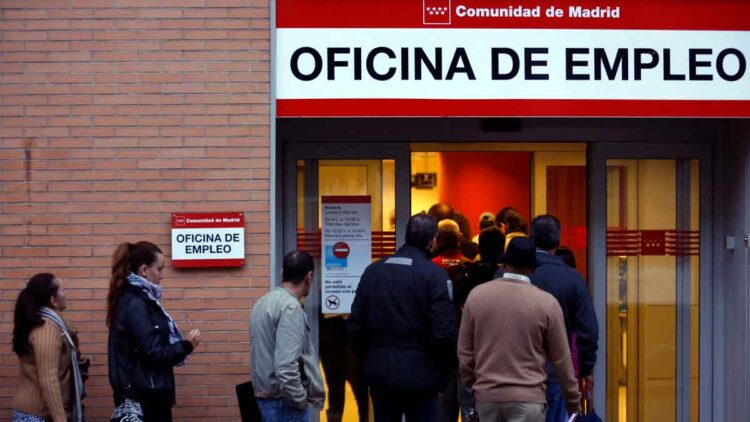 Personas entrando a una Oficina de Empleo de la Comunidad de Madrid tras el aviso del SEPE que puede retrasar la prestación por desempleo