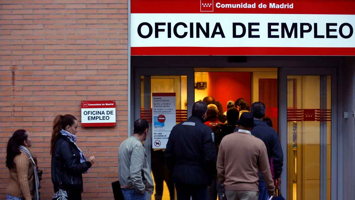 Personas entrando a una Oficina de Empleo de la Comunidad de Madrid tras el aviso del SEPE que puede retrasar la prestación por desempleo