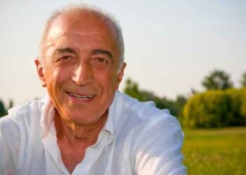 Hombre mayor sonriente al aire libre simboliza seguir cobrando el paro tras la edad de jubilación según el SEPE