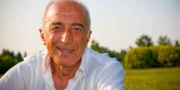 Hombre mayor sonriente al aire libre simboliza seguir cobrando el paro tras la edad de jubilación según el SEPE