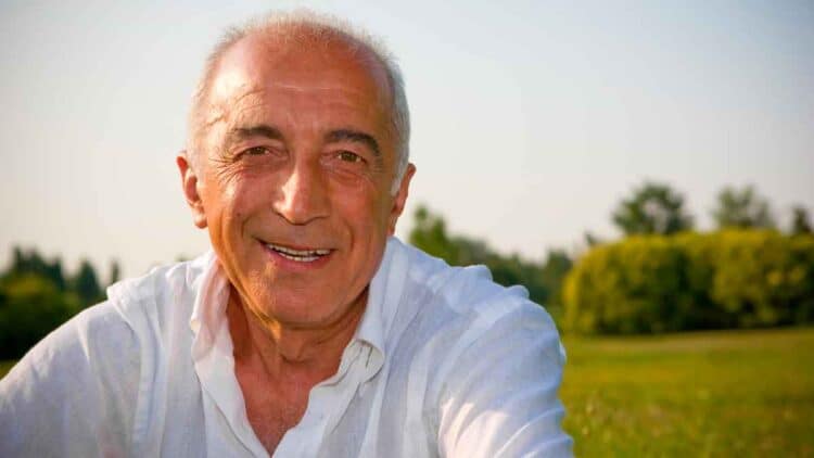 Hombre mayor sonriente al aire libre simboliza seguir cobrando el paro tras la edad de jubilación según el SEPE