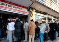 Personas haciendo cola en la Oficina de Empleo para solicitar el subsidio del SEPE de 6.660 € por cotizar menos de un año