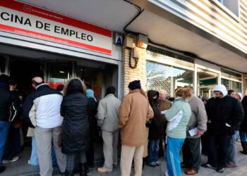 Personas haciendo cola en la Oficina de Empleo para solicitar el subsidio del SEPE de 6.660 € por cotizar menos de un año