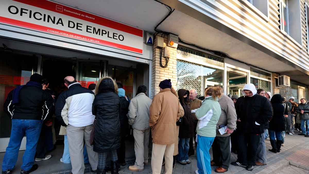 Personas haciendo cola en la Oficina de Empleo para solicitar el subsidio del SEPE de 6.660 € por cotizar menos de un año