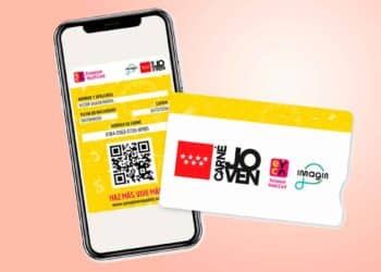 Carné Joven de la Comunidad de Madrid: versión digital en un móvil y tarjeta física amarilla con código QR sobre fondo rosa