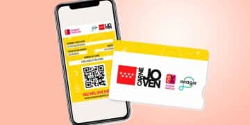 Carné Joven de la Comunidad de Madrid: versión digital en un móvil y tarjeta física amarilla con código QR sobre fondo rosa