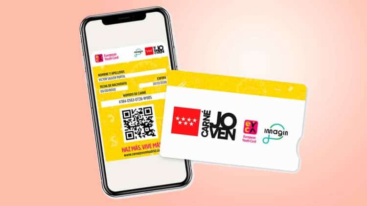Carné Joven de la Comunidad de Madrid: versión digital en un móvil y tarjeta física amarilla con código QR sobre fondo rosa