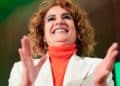 Responsable de Hacienda sonriendo y gesticulando durante un acto sobre la Renta 2024/25 y el pago extra para salarios inferiores a 35.200 €