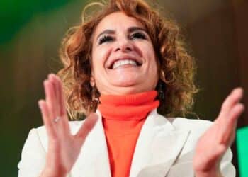 Responsable de Hacienda sonriendo y gesticulando durante un acto sobre la Renta 2024/25 y el pago extra para salarios inferiores a 35.200 €