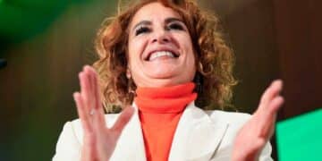 Responsable de Hacienda sonriendo y gesticulando durante un acto sobre la Renta 2024/25 y el pago extra para salarios inferiores a 35.200 €