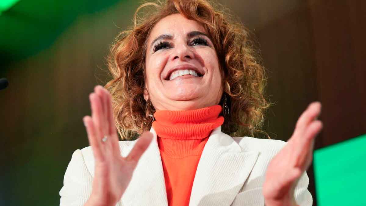 Responsable de Hacienda sonriendo y gesticulando durante un acto sobre la Renta 2024/25 y el pago extra para salarios inferiores a 35.200 €