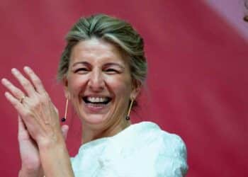 Yolanda Díaz sonriendo y aplaudiendo tras aprobar la reforma del desempleo que encarece subsidios y refuerza los controles
