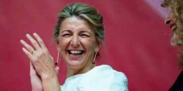 Yolanda Díaz sonriendo y aplaudiendo tras aprobar la reforma del desempleo que encarece subsidios y refuerza los controles