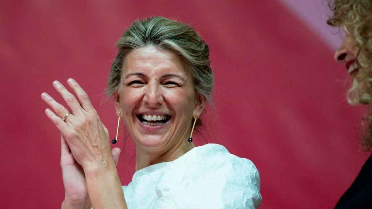 Yolanda Díaz sonriendo y aplaudiendo tras aprobar la reforma del desempleo que encarece subsidios y refuerza los controles