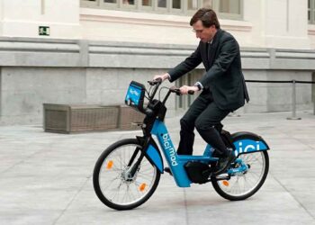 Alcalde de Madrid pedaleando una bicicleta eléctrica BiciMAD durante la presentación de las subvenciones Cambia 360.