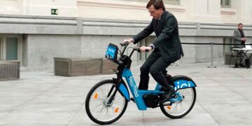 Alcalde de Madrid pedaleando una bicicleta eléctrica BiciMAD durante la presentación de las subvenciones Cambia 360.