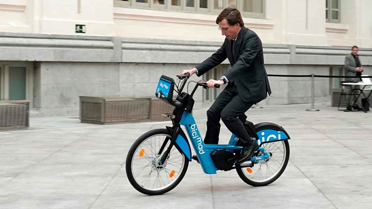 Alcalde de Madrid pedaleando una bicicleta eléctrica BiciMAD durante la presentación de las subvenciones Cambia 360.