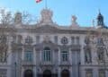 Fachada del Tribunal Supremo de España con bandera, clave en la sentencia sobre bonificaciones de cotización para autónomos dados de alta fuera de plazo