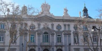 Fachada del Tribunal Supremo de España con bandera, clave en la sentencia sobre bonificaciones de cotización para autónomos dados de alta fuera de plazo