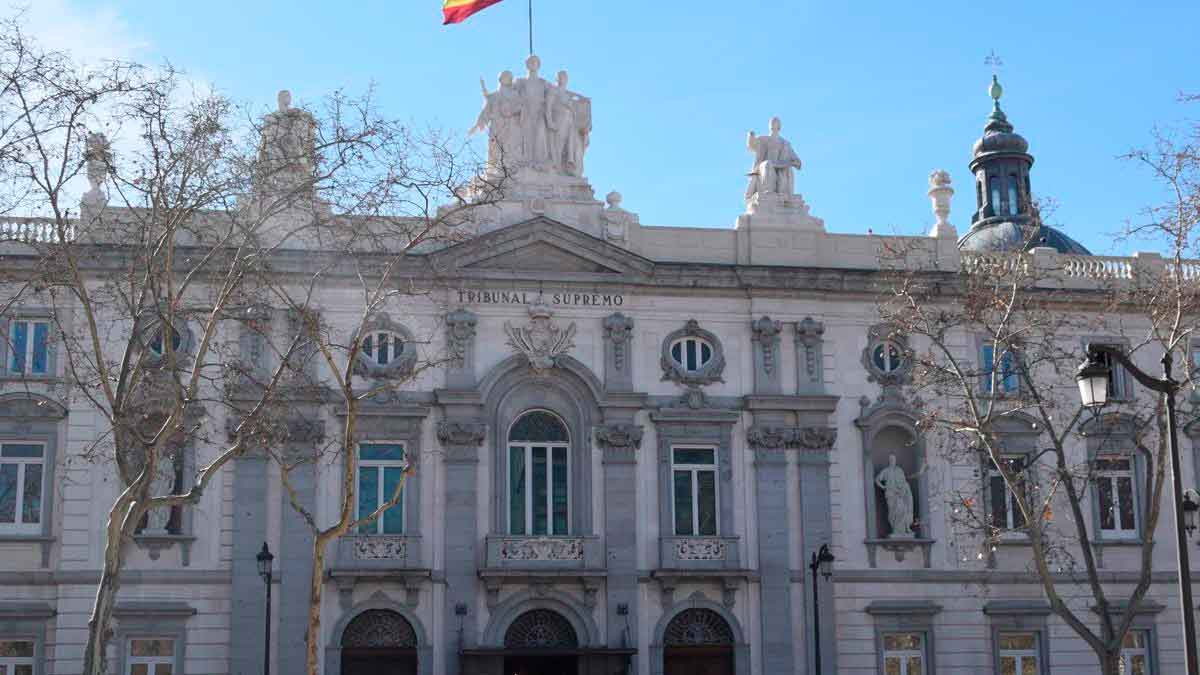 Fachada del Tribunal Supremo de España con bandera, clave en la sentencia sobre bonificaciones de cotización para autónomos dados de alta fuera de plazo