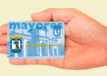 Mano sosteniendo la tarjeta madridmayor.es para mayores con descuentos en Madrid