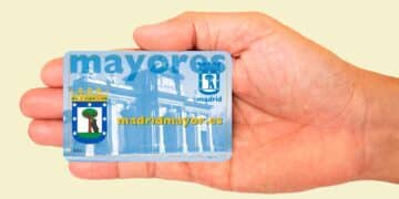 Mano sosteniendo la tarjeta madridmayor.es para mayores con descuentos en Madrid