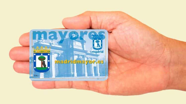 Mano sosteniendo la tarjeta madridmayor.es para mayores con descuentos en Madrid