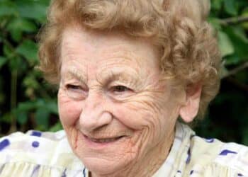 Denuncia de una nieta a una abuela para que abandone su lugar de residencia.