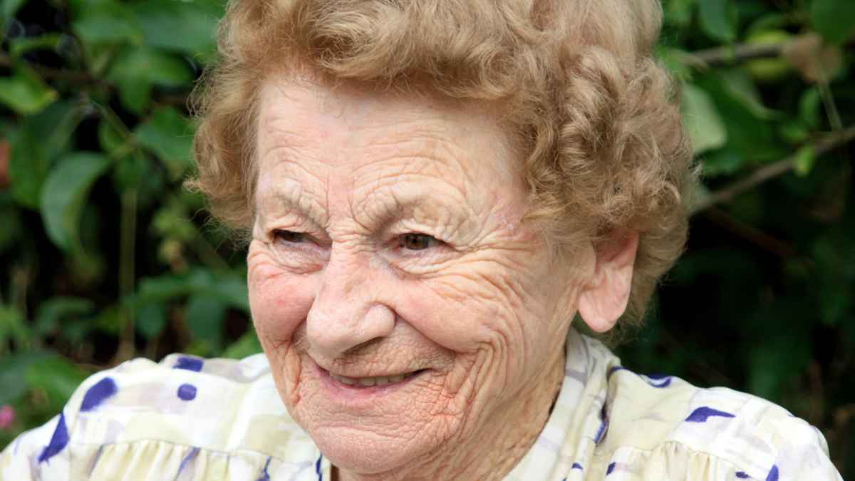 Denuncia de una nieta a una abuela para que abandone su lugar de residencia.