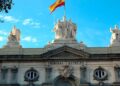 Fachada del Tribunal Supremo de España con la bandera nacional, epicentro de la sentencia que prohíbe imponer trabajo en fines de semana