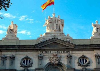 Fachada del Tribunal Supremo de España con la bandera nacional, epicentro de la sentencia que prohíbe imponer trabajo en fines de semana