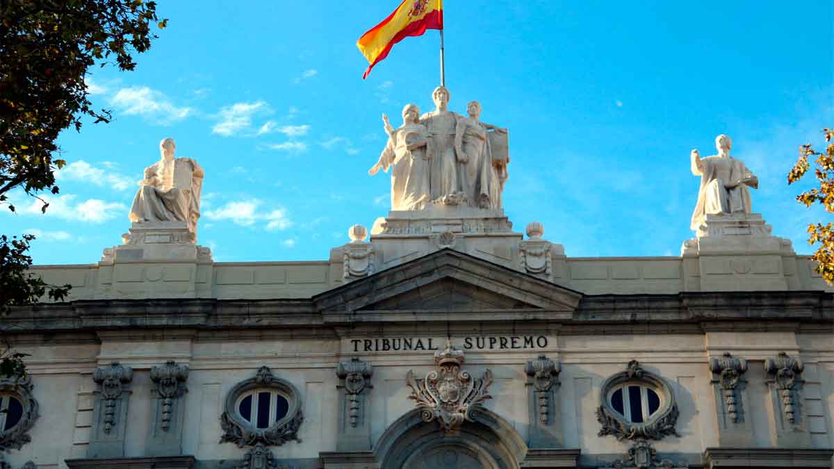 Fachada del Tribunal Supremo de España con la bandera nacional, epicentro de la sentencia que prohíbe imponer trabajo en fines de semana