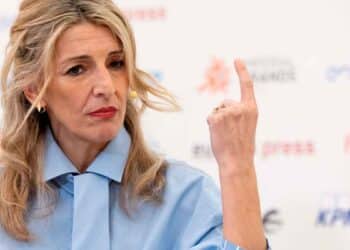 Ministra de Trabajo gesticulando al presentar la reforma que reduce la jornada laboral a 37,5 horas semanales sin merma salarial
