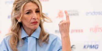 Ministra de Trabajo gesticulando al presentar la reforma que reduce la jornada laboral a 37,5 horas semanales sin merma salarial