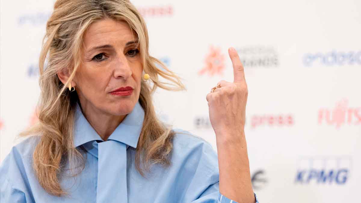 Ministra de Trabajo gesticulando al presentar la reforma que reduce la jornada laboral a 37,5 horas semanales sin merma salarial