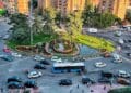 Vista aérea de la rotonda de Plaza Elíptica con tráfico intenso y autobús, epicentro de la nueva Zona de Bajas Emisiones de Madrid