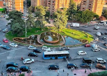 Vista aérea de la rotonda de Plaza Elíptica con tráfico intenso y autobús, epicentro de la nueva Zona de Bajas Emisiones de Madrid