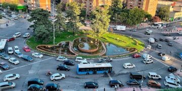 Vista aérea de la rotonda de Plaza Elíptica con tráfico intenso y autobús, epicentro de la nueva Zona de Bajas Emisiones de Madrid