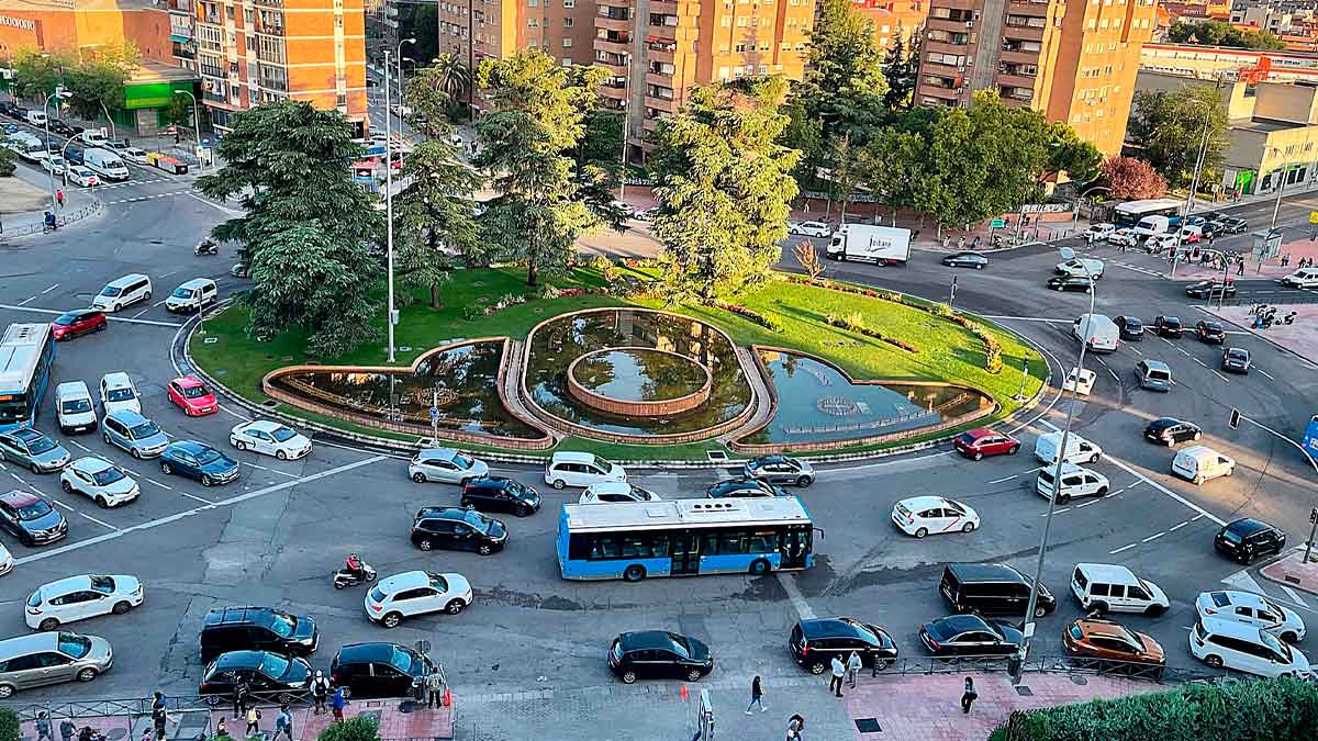 Vista aérea de la rotonda de Plaza Elíptica con tráfico intenso y autobús, epicentro de la nueva Zona de Bajas Emisiones de Madrid