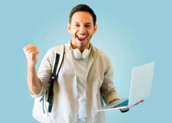 Joven universitario con portátil celebra la beca Santander de 12.000 euros