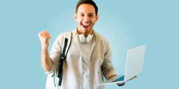 Joven universitario con portátil celebra la beca Santander de 12.000 euros