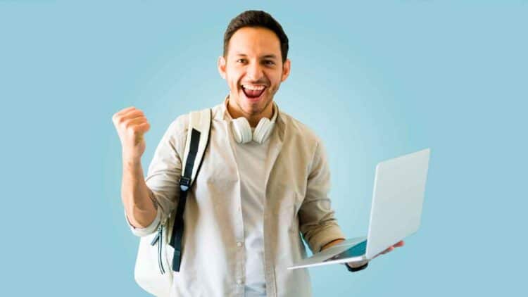Joven universitario con portátil celebra la beca Santander de 12.000 euros