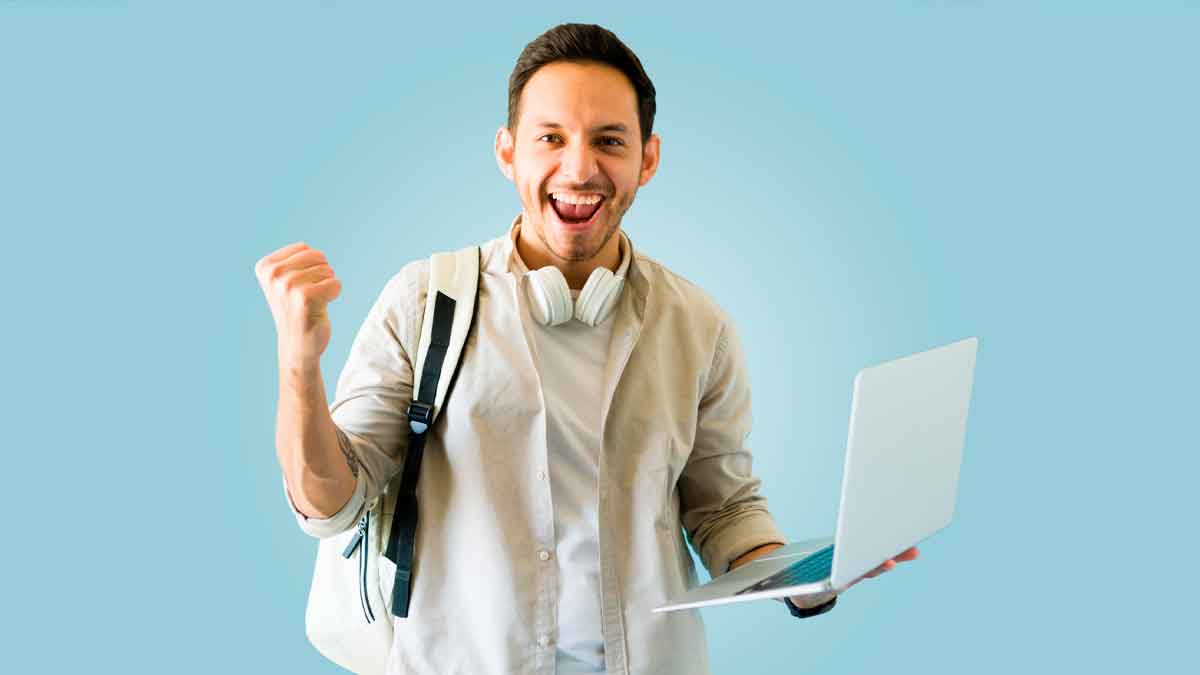 Joven universitario con portátil celebra la beca Santander de 12.000 euros