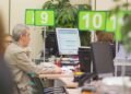 Ciudadano consulta con un funcionario el estado de su prestación en una oficina de la Seguridad Social
